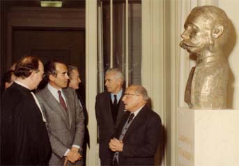 2 mars 1984 - Inauguration du monument � Ludovic Trarieux au Palais de Justice de Bordeaux � l'occasion de la cr�ation de l'IDHBB. De g. � d. le b�tonnier Bertrand Favreau, Robert Badinter, Roland Dumas (de profil), Jacques Chaban-Delmas et Daniel Mayer 